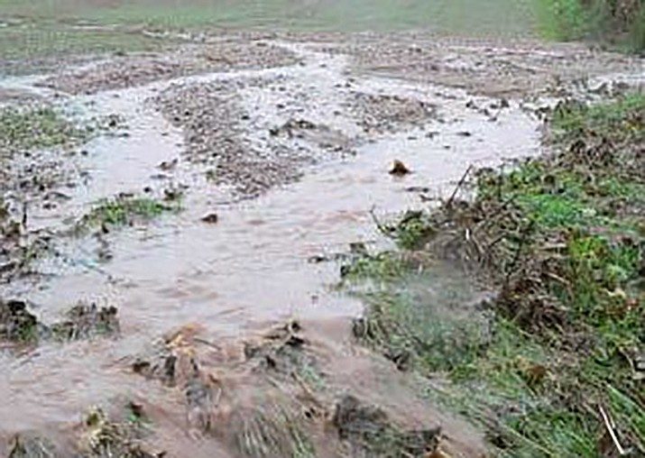 Escurrimiento superficial sobre un suelo saturado: el agua que no infiltra corre y arrastra.