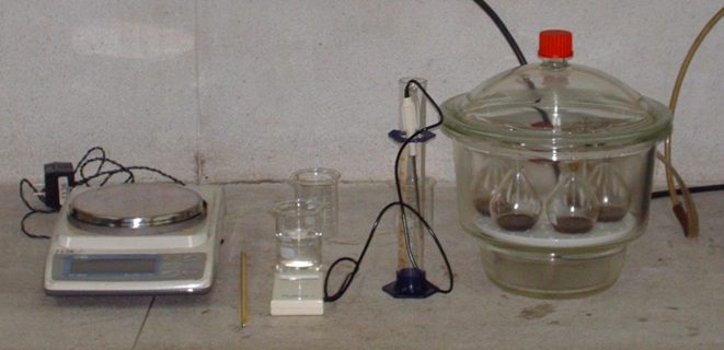 Balanza, desecador y equipo de presión: capacidad de campo y punto de marchitez se miden en laboratorio.